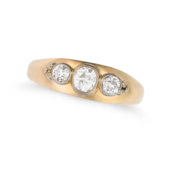 AN ANTIQUE DIAMOND THREE STONE RING in yellow gold, the band ring set with three old cut diamonds,