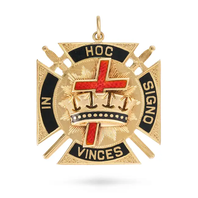 AN ENAMEL KNIGHTS TEMPLAR MASONIC PENDANT designed as a cross pattee with crossed swords,