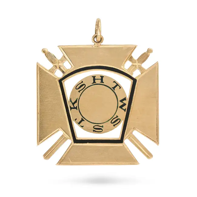 AN ENAMEL KNIGHTS TEMPLAR MASONIC PENDANT designed as a cross pattee with crossed swords,