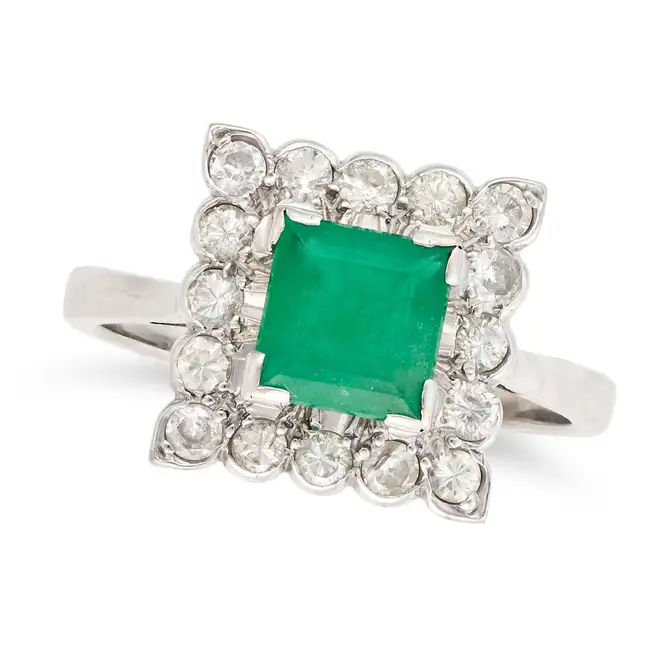 NO RESERVE - AN EMERALD AND DIAMOND RING in 18ct white gold, set wit an octagonal step cut emerald