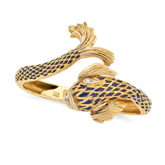 ILIAS LALAOUNIS, A FINE VINTAGE DIAMOND AND ENAMEL KOI FISH BANGLE in 18ct yellow gold, the hinged