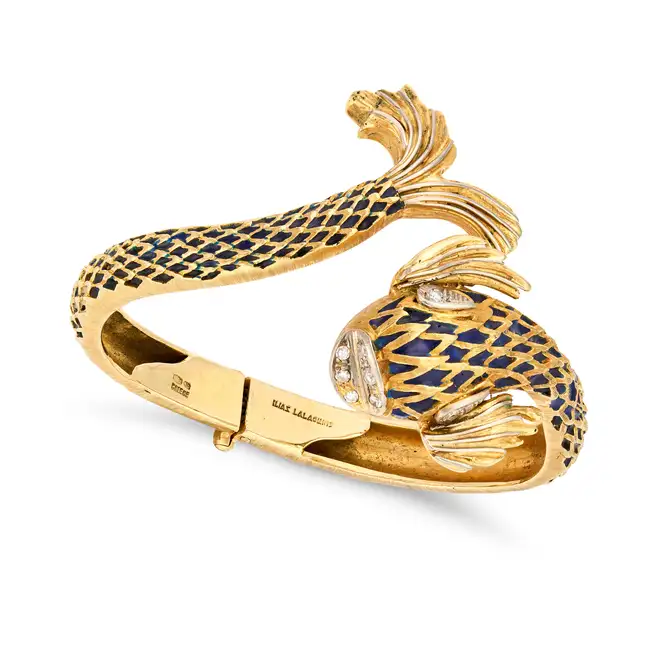 ILIAS LALAOUNIS, A FINE VINTAGE DIAMOND AND ENAMEL KOI FISH BANGLE in 18ct yellow gold, the hinged