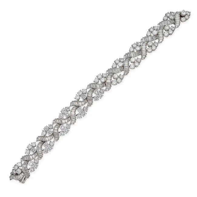 A FINE VINTAGE DIAMOND BRACELET, CIRCA 1950'S comprising a row of scrolling links set with