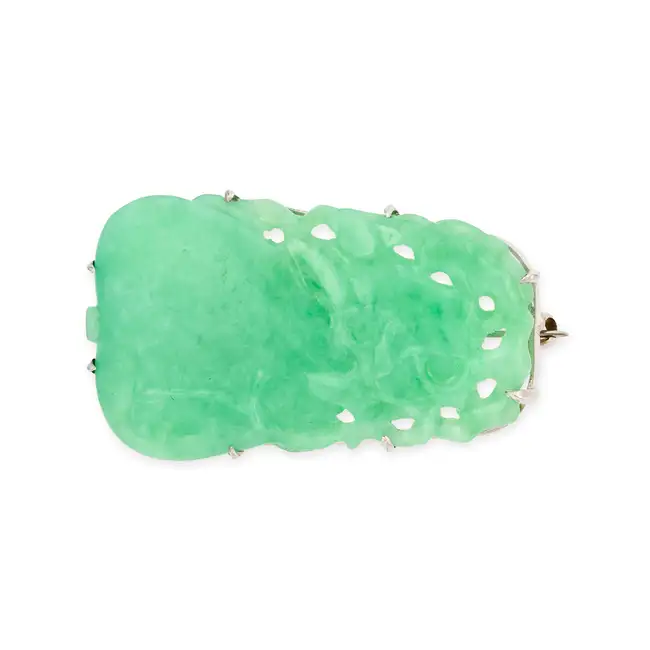 A VINTAGE JADEITE JADE BROOCH set with a jadeite jade plaque carved to depict fruit, no assay marks,