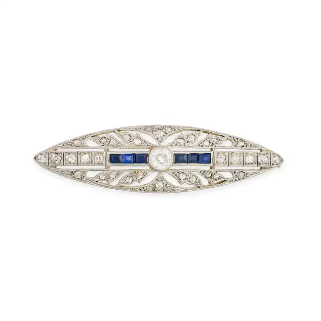 AN ANTIQUE FRENCH SAPPHIRE AND DIAMOND BROOCH, EARLY 20TH CENTURY in platinum and white gold, the