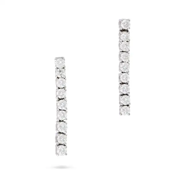 NO RESERVE - A PAIR OF DIAMOND DROP EARRINGS in white gold, each comprising a row of round brilliant
