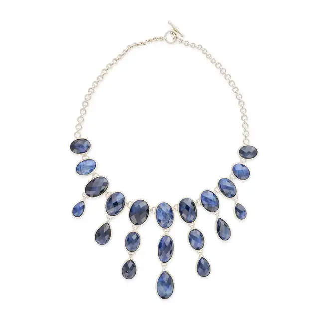 NO RESERVE - A SAPPHIRE FRINGE NECKLACE in silver, comprising a graduating row of oval faceted