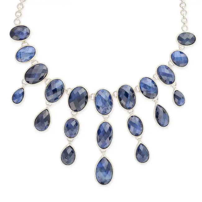 NO RESERVE - A SAPPHIRE FRINGE NECKLACE in silver, comprising a graduating row of oval faceted