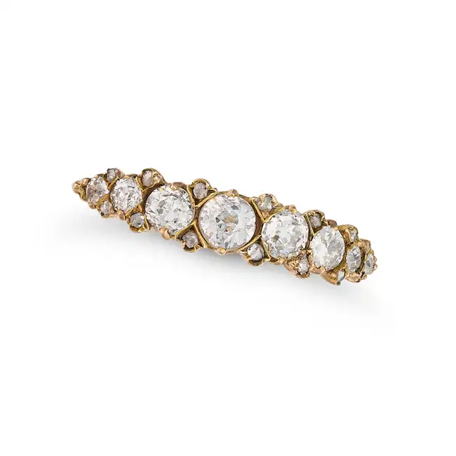 AN ANTIQUE DIAMOND RING in yellow gold, set with a row of eight graduating old cut diamonds,