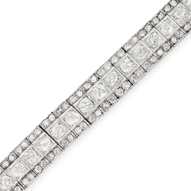 A FINE ANTIQUE DIAMOND STRAP BRACELET, EARLY 20TH CENTURY comprising a row of old cut diamonds,