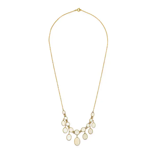 NO RESERVE - A VINTAGE OPAL FRINGE NECKLACE in yellow gold, set with oval and round cabochon