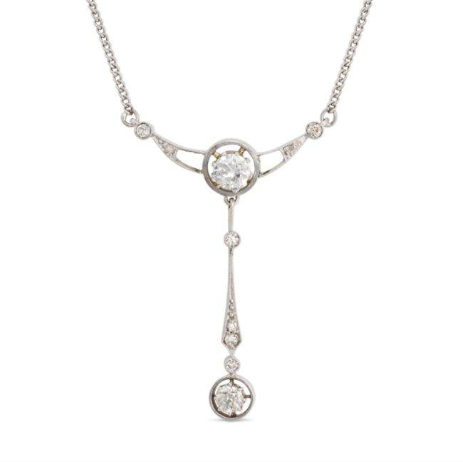 A VINTAGE DIAMOND LAVALIER PENDANT NECKLACE in platinum, set with old and rose cut diamonds suspending a row of single and old cut diamonds, the diamonds all totalling 0.8-1.0 carats, suspended from a curb chain, no assay marks, pendant 4.2cm, chain 