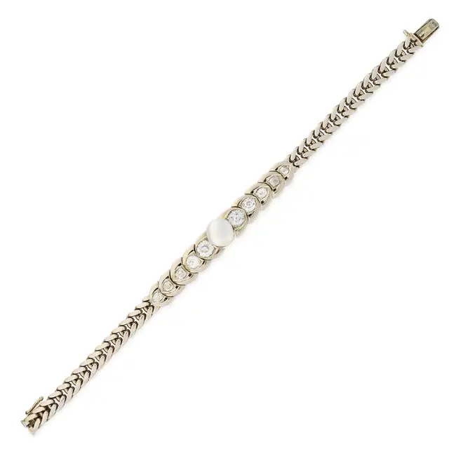A VINTAGE NATURAL FRESHWATER PEARL AND DIAMOND BRACELET set with a pearl of 10.0mm, accented by a