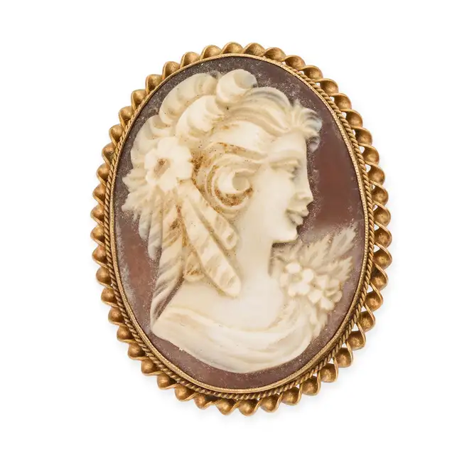 NO RESERVE - A VINTAGE SHELL CAMEO BROOCH, 1977 in 9ct yellow gold, set with an oval shell cameo