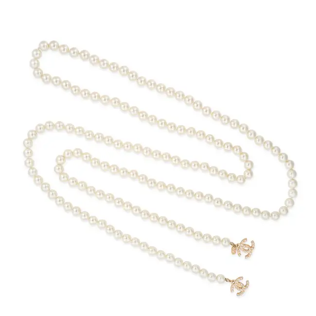 NO RESERVE - CHANEL, 2010 FALL COLLECTION A FAUX PEARL LARIAT NECKLACE comprising a single row of