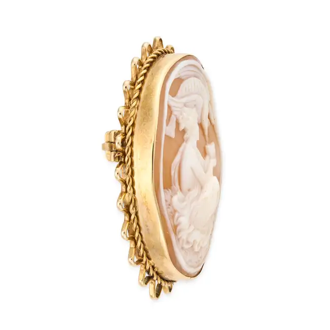 NO RESERVE - AN VINTAGE SHELL CAMEO BROOCH, 1979 in 9ct yellow gold, set with an oval shell cameo