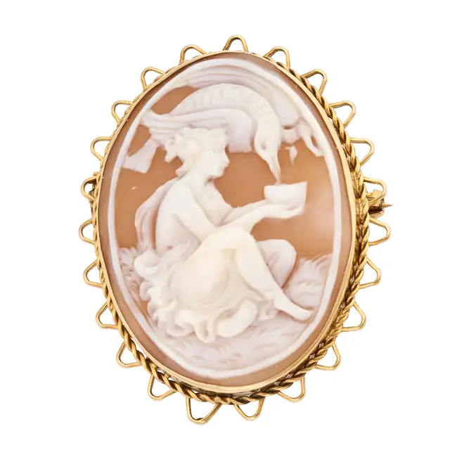 NO RESERVE - AN VINTAGE SHELL CAMEO BROOCH, 1979 in 9ct yellow gold, set with an oval shell cameo