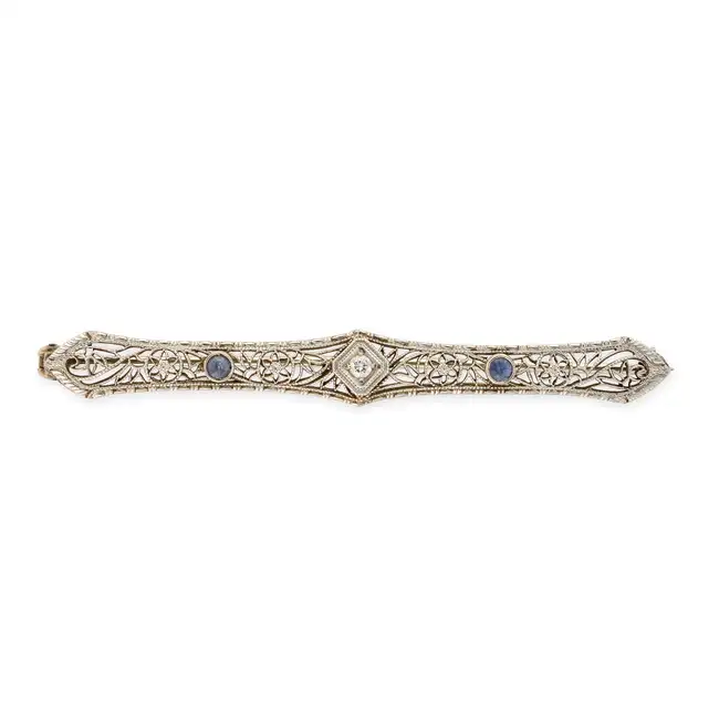 NO RESERVE - AN VINTAGE SAPPHIRE AND DIAMOND BAR BROOCH, EARLY 20TH CENTURY in 14ct white gold,