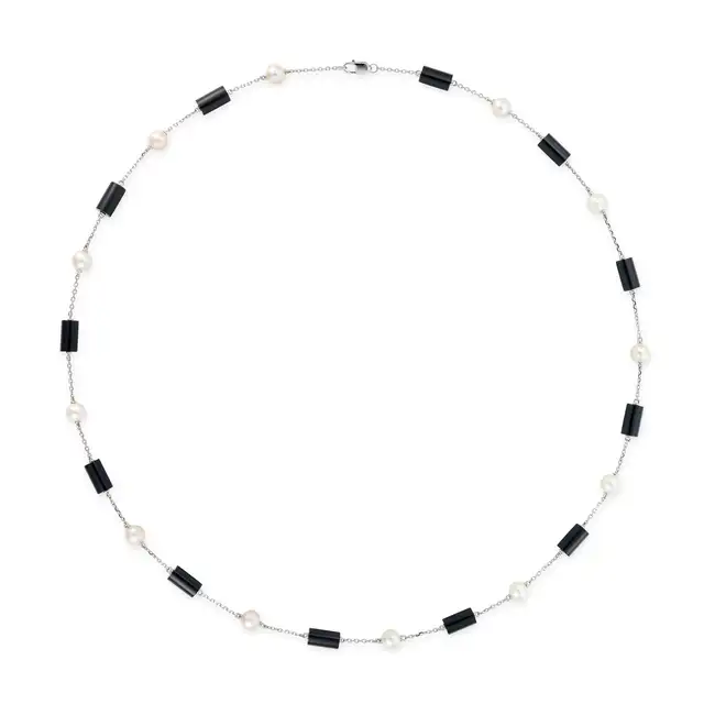 AN ONYX AND PEARL CHAIN NECKLACE comprising a trace chain punctuated by polished onyx batons and