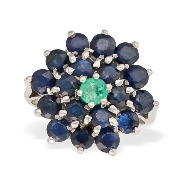 NO RESERVE - A VINTAGE SAPPHIRE AND EMERALD CLUSTER RING in 18ct gold (rhodium plated), set with a