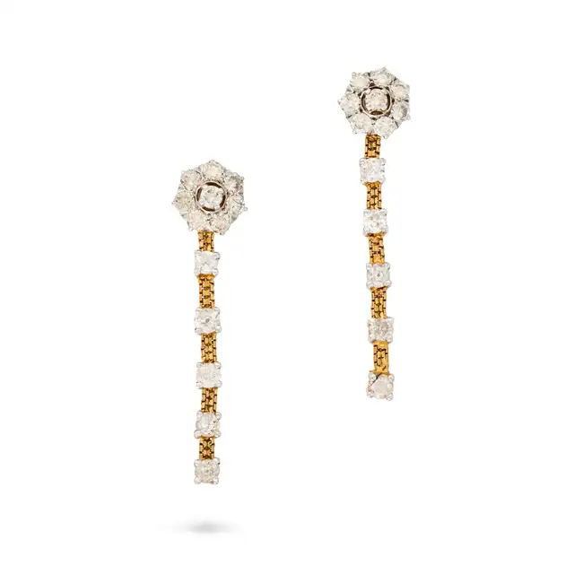 NO RESERVE - A PAIR OF DIAMOND DROP EARRINGS in yellow gold, of articulated design, each set with