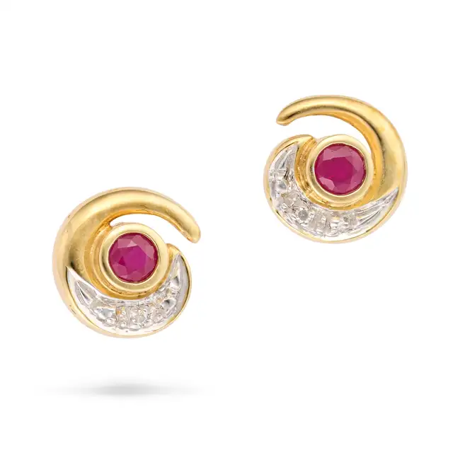 NO RESERVE - A PAIR OF RUBY AND DIAMOND STUD EARRINGS in 18ct yellow gold, each set with a round cut