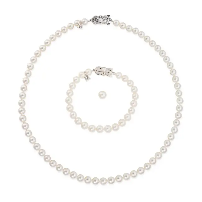 MIKIMOTO, A PEARL NECKLACE AND BRACELET SUITE the necklace comprising a single row of pearls, the