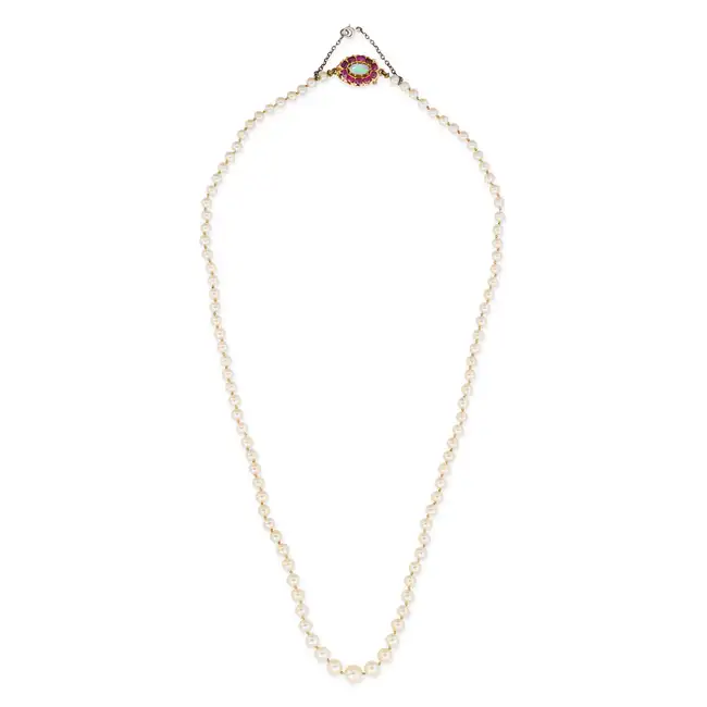 NO RESERVE - AN OPAL, RUBY AND PEARL NECKLACE in yellow gold, comprising a single row of pearls