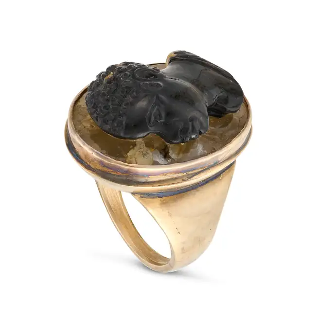 AN ANTIQUE AGATE CAMEO RING in yellow gold, the face set with an oval cameo carved to depict a bust,