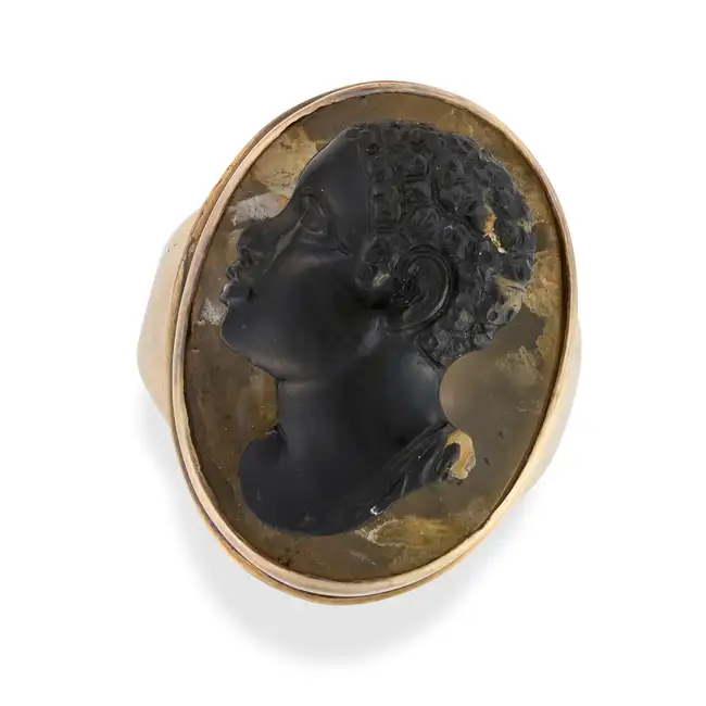 AN ANTIQUE AGATE CAMEO RING in yellow gold, the face set with an oval cameo carved to depict a bust,