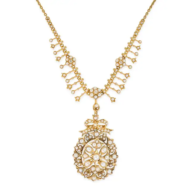 AN ANTIQUE VICTORIAN PEARL AND DIAMOND PENDANT NECKLACE the necklace comprising a trace chain set