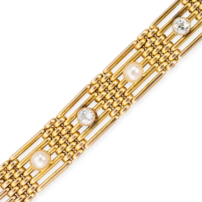 AN ANTIQUE PEARL AND DIAMOND BRACELET in 15ct yellow gold, comprising a row of gate links set with