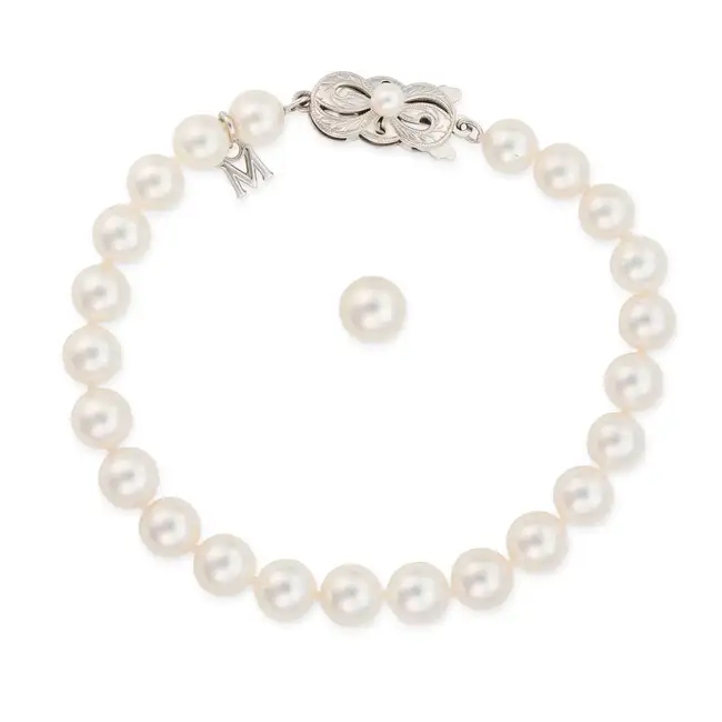 MIKIMOTO, A PEARL NECKLACE AND BRACELET SUITE the necklace comprising a single row of pearls, the