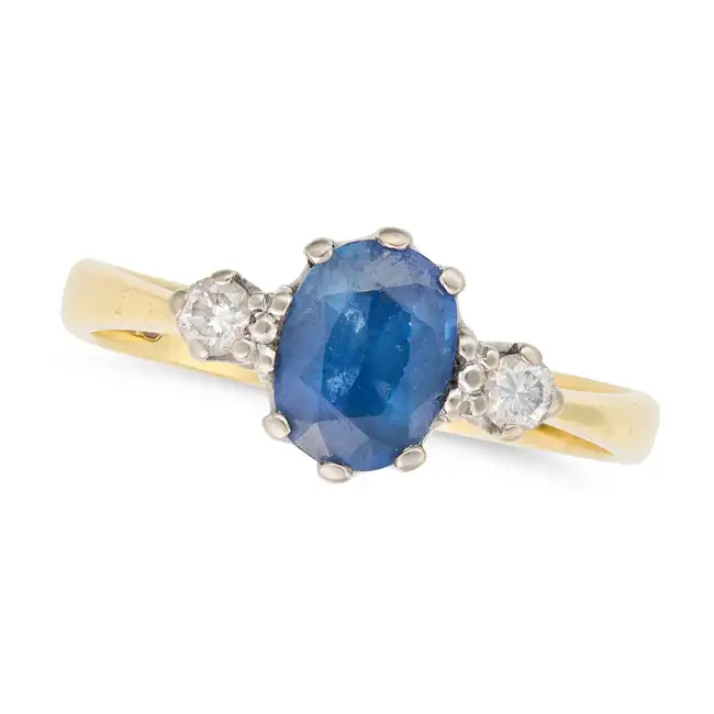 NO RESERVE - A SAPPHIRE AND DIAMOND THREE STONE RING in 18ct yellow gold, set with an oval cut