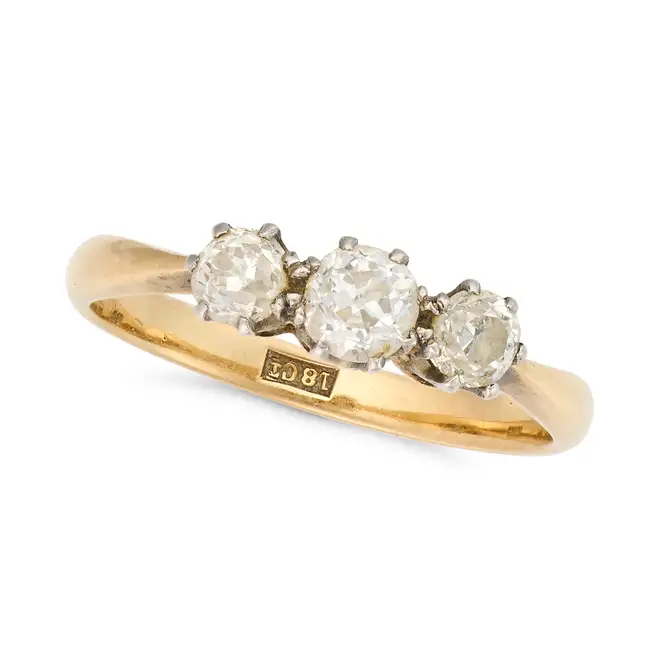 NO RESERVE - A FINE ANTIQUE OLD CUT DIAMOND THREE STONE RING in 18ct yellow gold, set with three old