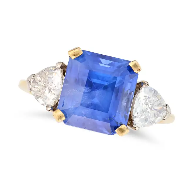 A 5.59 CARAT CEYLON NO HEAT SAPPHIRE AND DIAMOND THREE STONE RING in 18ct yellow gold, set with an