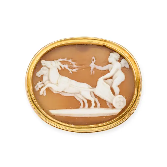NO RESERVE - AN ANTIQUE SHELL CAMEO BROOCH, 19TH CENTURY set with an oval shell cameo carved to