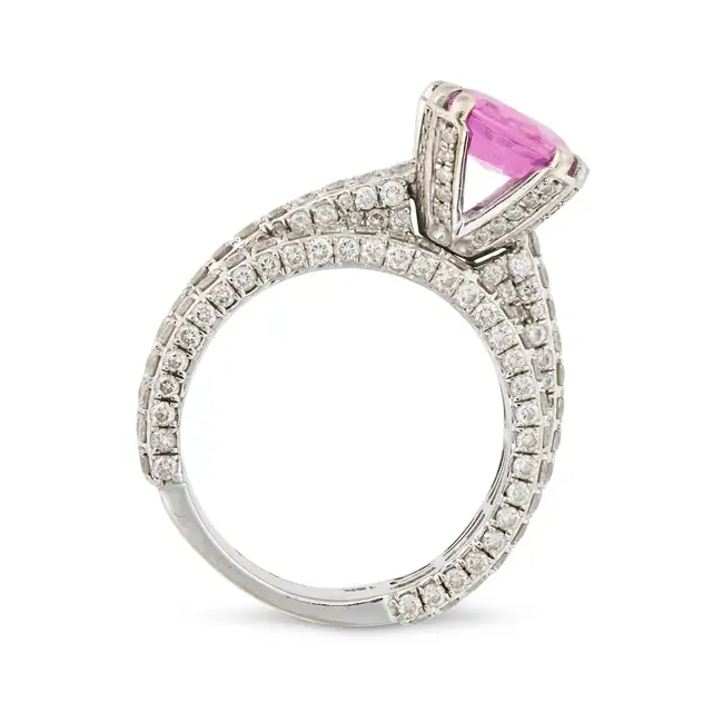 NO RESERVE - AN UNHEATED 3.10 CARAT PINK SAPPHIRE AND DIAMOND RING in 18ct white gold, set with an