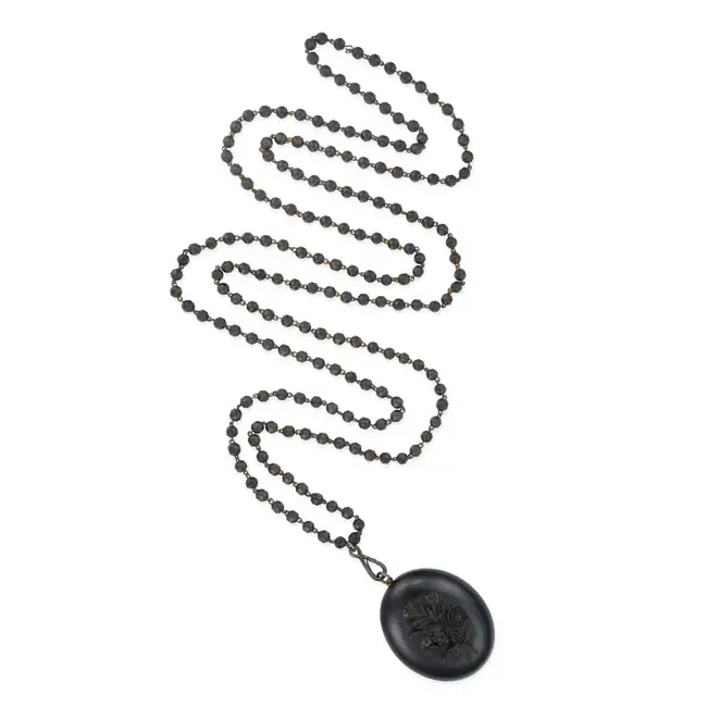 NO RESERVE - AN ANTIQUE VICTORIAN JET LOCKET PENDANT NECKLACE, 19TH CENTURY the oval hinged locket