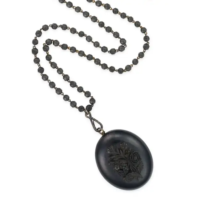 NO RESERVE - AN ANTIQUE VICTORIAN JET LOCKET PENDANT NECKLACE, 19TH CENTURY the oval hinged locket