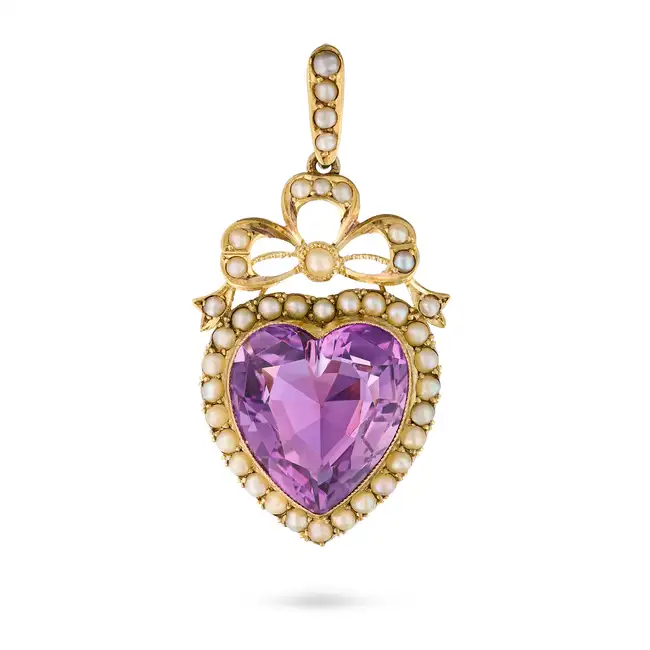 AN ANTIQUE AMETHYST AND PEARL SWEETHEART PENDANT in yellow gold, set with a heart cut amethyst in