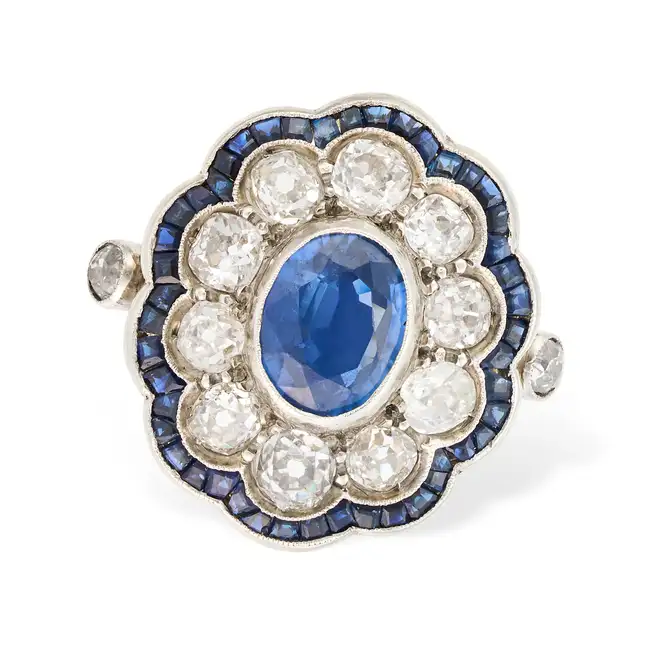 AN ANTIQUE SAPPHIRE AND DIAMOND CLUSTER RING, EARLY 20TH CENTURY AND LATER set with an oval cut