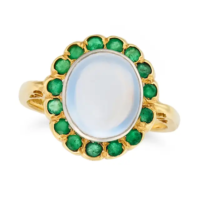 A MOONSTONE AND EMERALD CLUSTER RING in 18ct yellow gold, set with a cabochon moonstone in a