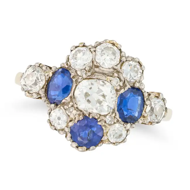 NO RESERVE - A VINTAGE DIAMOND AND SAPPHIRE RING, CIRCA 1940 in 18ct yellow gold and platinum, set