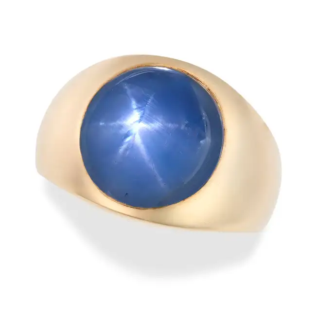A STAR SAPPHIRE DRESS RING in 14ct yellow gold, set with a cabochon star sapphire of approximately