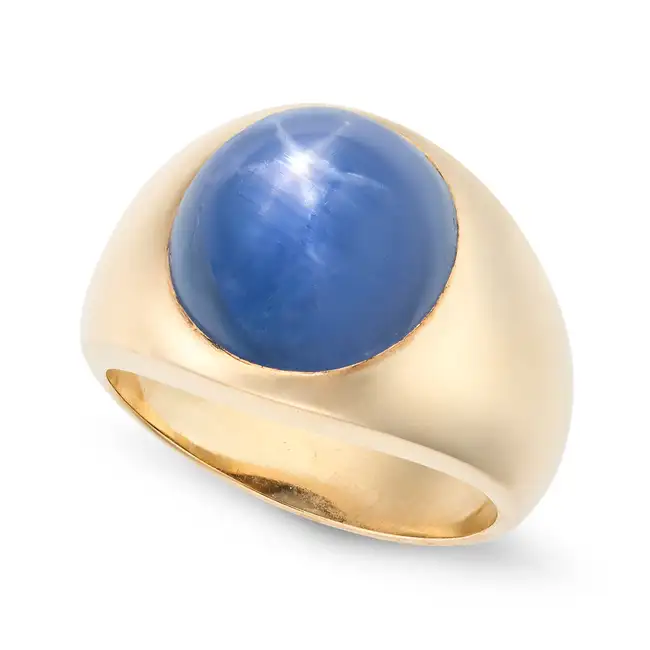 A STAR SAPPHIRE DRESS RING in 14ct yellow gold, set with a cabochon star sapphire of approximately