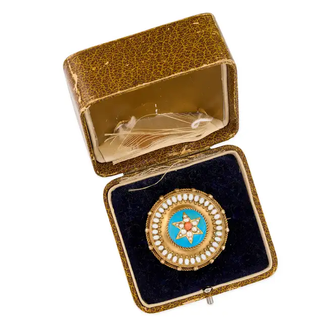 NO RESERVE - AN ANTIQUE VICTORIAN TURQUOISE, CORAL, PEARL AND ENAMEL BROOCH, CIRCA 1860 in yellow