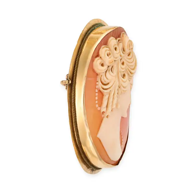 NO RESERVE - A VINTAGE SHELL CAMEO BROOCH / PENDANT in 18ct yellow gold, set with an oval shell