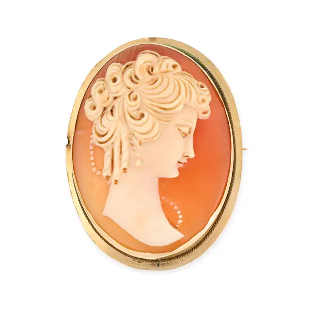 NO RESERVE - A VINTAGE SHELL CAMEO BROOCH / PENDANT in 18ct yellow gold, set with an oval shell