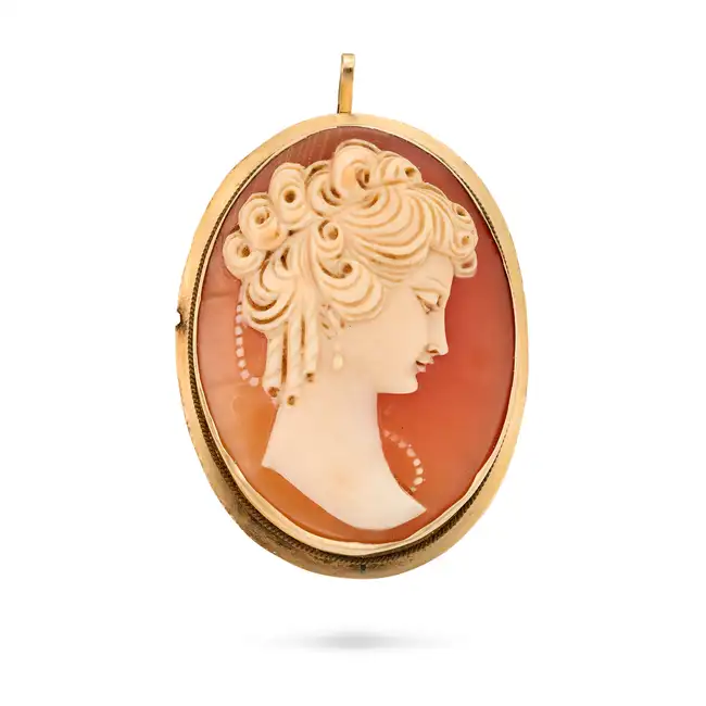 NO RESERVE - A VINTAGE SHELL CAMEO BROOCH / PENDANT in 18ct yellow gold, set with an oval shell